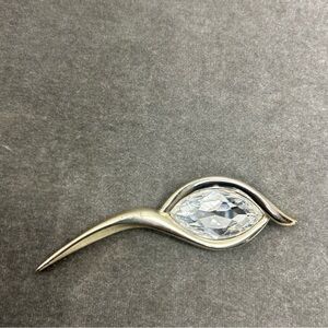 Silver tone rhinestone gem jewelled pin brooch